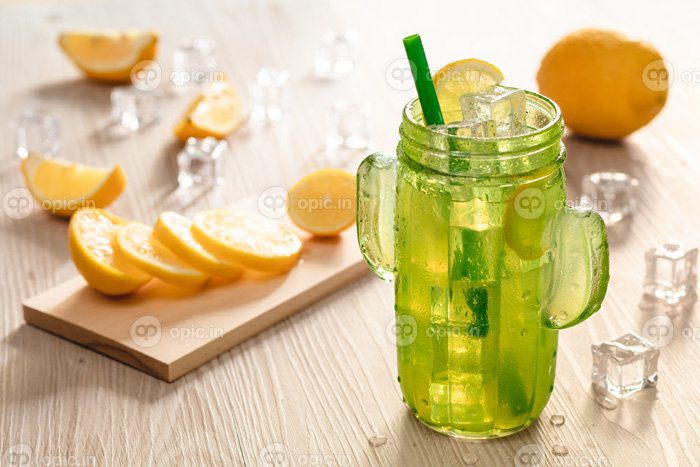 دانلود عکس لیموناد تازه در شیشه آماده نوشیدن