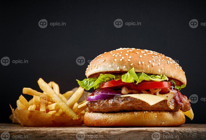 دانلود عکس برگر تازه با پنیر و بیکن روی میز چوبی
