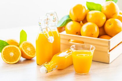 دانلود عکس آب پرتقال تازه برای نوشیدنی در شیشه بطری