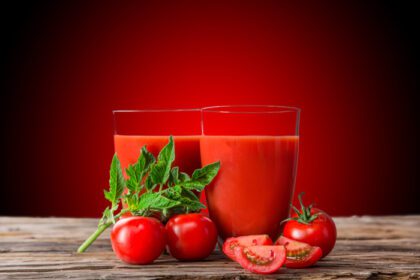دانلود عکس آب گوجه فرنگی تازه نوشیدنی های سالم