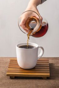 دانلود عکس نمای جلو در حال ریختن قهوه در لیوان