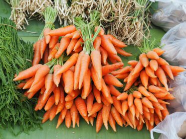 دانلود عکس هویج و سبزیجات ارگانیک تازه برای فروش در بازار
