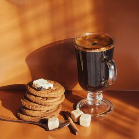 دانلود عکس فنجان لیوان قهوه داغ با کلوچه و شکلات