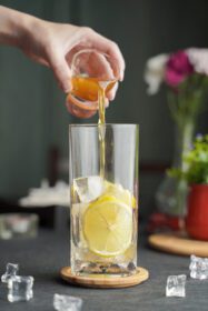 دانلود عکس لیوان اسپرسو با آب لیمو و لیمو ترش تازه بر روی