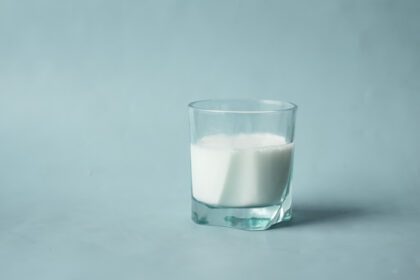 دانلود عکس لیوان شیر تازه روی میز