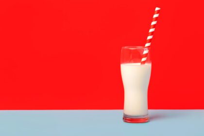 دانلود عکس لیوان شیر و نی نوشیدنی قرمز و سفید با کپی