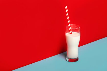 دانلود عکس لیوان شیر و نی نوشیدنی قرمز و سفید
