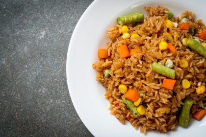دانلود عکس برنج سرخ شده با هویج نخود سبز و ذرت به سبک غذای گیاهی و سالم