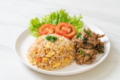 دانلود عکس برنج سرخ شده با گوشت خوک کبابی به سبک غذاهای آسیایی