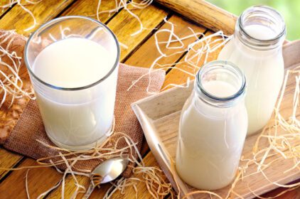 دانلود عکس لیوان شیر روی میز در نمای بالای مزرعه