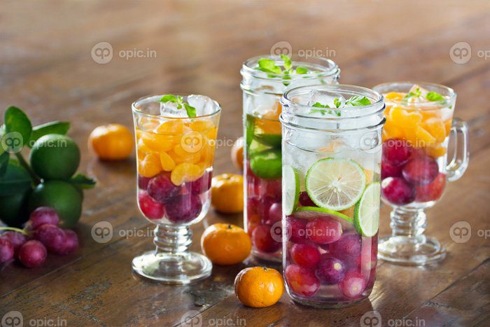 دانلود عکس نوشیدنی های رژیمی سم زدایی با طراوت شیشه ای میوه های مخلوط
