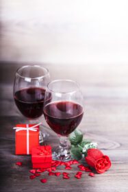 دانلود عکس لیوان های شراب قرمز و گل رز