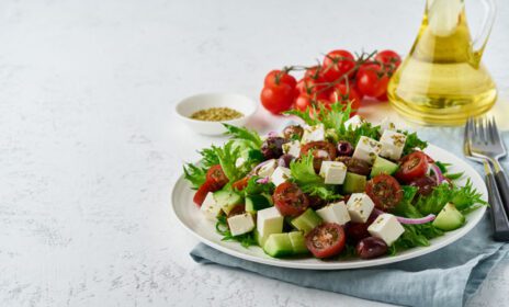 دانلود عکس سالاد یونانی با فتا و گوجه فرنگی رژیم غذایی روی سفید
