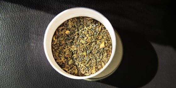دانلود عکس گلبرگ های خشک چای سبز طعم دار چای پاشیده برای تهیه یک