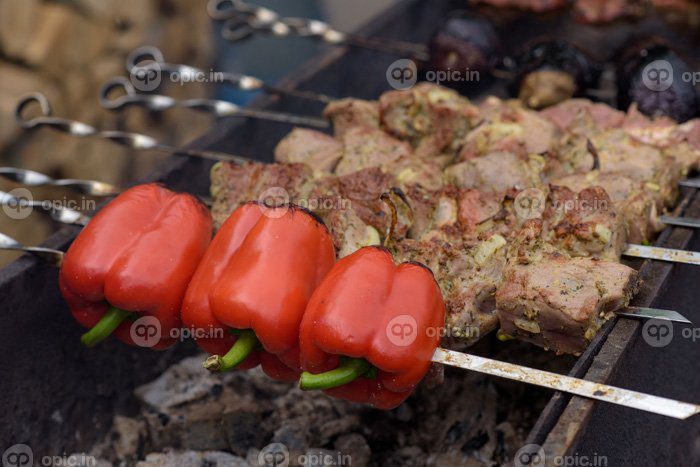 دانلود عکس سیخ کبابی گوشت روی زغال با غذای خیابانی دود