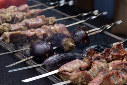دانلود عکس سیخ کبابی گوشت روی زغال با غذای خیابانی دود