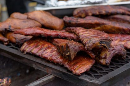 دانلود عکس سیخ کبابی گوشت روی زغال با غذای خیابانی دود