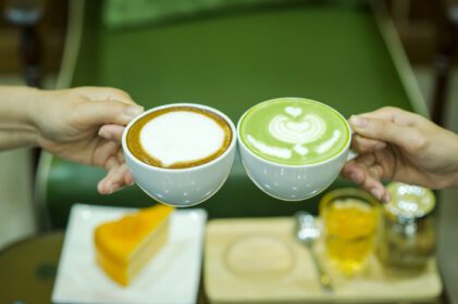دانلود عکس دست و قهوه و چای سبز داغ جوانان عاشق نوشیدن هستند
