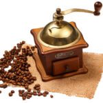 دانلود عکس سقوط سکه های اتریوم نقره ای آبی از بالا در سیاهی