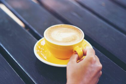 دانلود عکس دست و قهوه داغ برای نوشیدن قهوه هر روز صبح قهوه