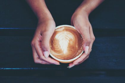دانلود عکس دست و قهوه داغ برای نوشیدن قهوه هر روز صبح قهوه