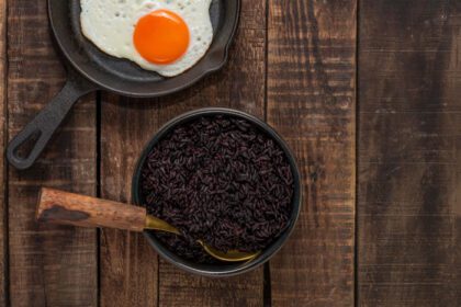 دانلود عکس غذای سالم برنج سیاه در کاسه تخم مرغ سرخ شده در ماهیتابه