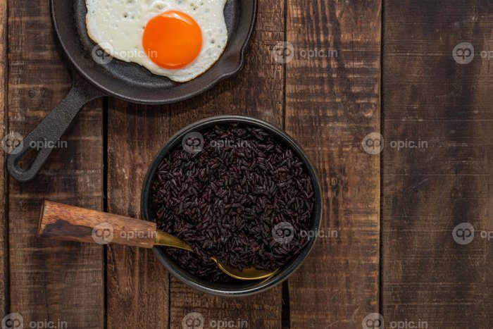 دانلود عکس غذای سالم برنج سیاه در کاسه تخم مرغ سرخ شده در ماهیتابه