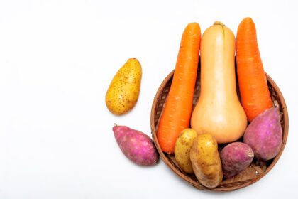 دانلود عکس غذای سالم هویج کدو حلوایی سیب زمینی شیرین در سبد