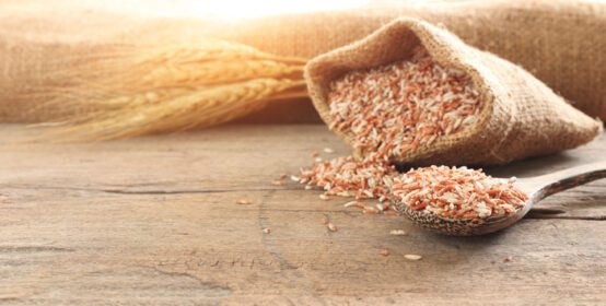 دانلود عکس غذای سالم از نزدیک قاشق برنج کامل ارگانیک قرمز