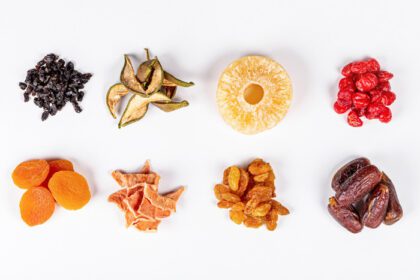 دانلود عکس مجموعه مفهومی غذای سالم از میوه های خشک و انواع توت ها