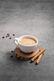 دانلود عکس فنجان قهوه با زاویه بالا با چوب دارچین فضای کپی