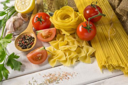دانلود عکس غذای سالم خطوط گوجه فرنگی و اسپاگتی