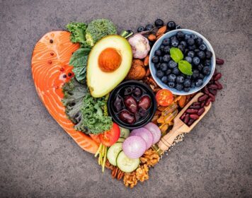 دانلود عکس غذاهای سالم به شکل قلب روی تخته سنگ