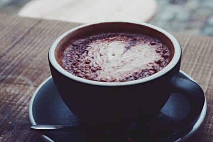 دانلود عکس هات چاکلت با شکل قلب در فنجان قهوه ای