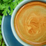 دانلود عکس برس ابرو و مژه مصنوعی در پس زمینه مشکی
