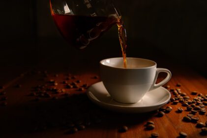 دانلود عکس قهوه داغ از دانه های قهوه تازه آماده برای نوشیدن در رنگ سفید