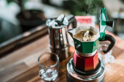 دانلود عکس قهوه داغ در قابلمه موکا روی اجاق برقی قهوه وینتیج