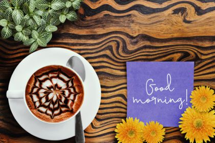 دانلود عکس لیوان قهوه داغ با یادداشت صبح بخیر روی کاغذ روی چوب