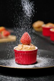 دانلود عکس رویه کیک توت فرنگی خانگی با شکر شیرین