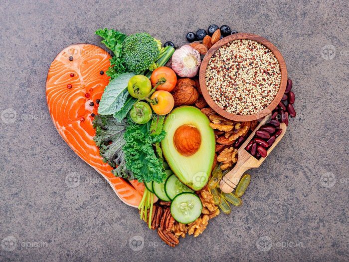 دانلود عکس مواد اولیه برای انتخاب غذاهای سالم در زمینه سنگ تیره به شکل قلب