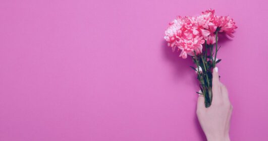 دانلود عکس ترکیب گل تابستانی با دست دختر جدا شده روی صورتی