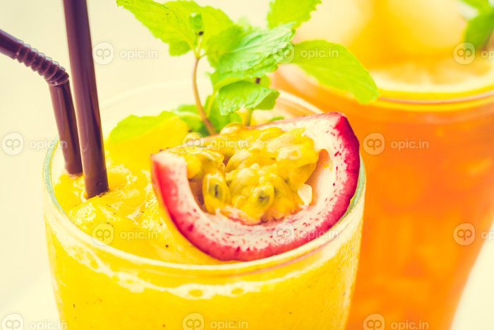 دانلود عکس کوکتل سرد لیوان نوشیدنی با ساحل و دریا