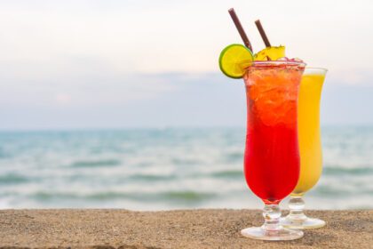 دانلود عکس کوکتل سرد لیوان نوشیدنی با دریا و ساحل