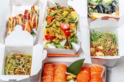 دانلود عکس مجموعه غذای ژاپنی در جعبه های مقوایی