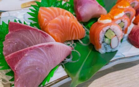 دانلود عکس ست غذای ژاپنی سرو شده در بشقاب سفید سوشی سالمون و