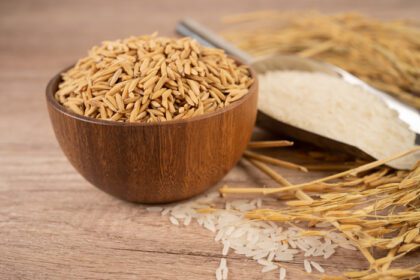 دانلود عکس برنج سفید یاس در کاسه چوبی با دانه طلا از