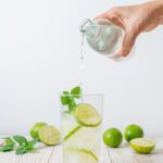 دانلود یک غواص غواصی قفقازی در غرفه استودیو جدا شده در زمینه سفید_2002