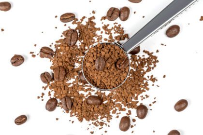 دانلود عکس قهوه فوری و دانه های کامل قهوه در پس زمینه سفید