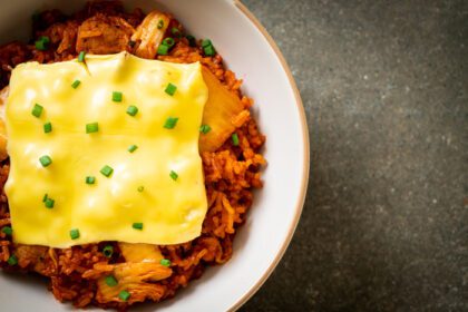دانلود عکس برنج سرخ شده کیمچی با گوشت خوک و پنیر رویی به سبک غذاهای آسیایی و فیوژن