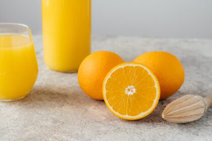دانلود عکس شیشه و لیوان آب پرتقال میوه پرتقال و فشارنده روی
